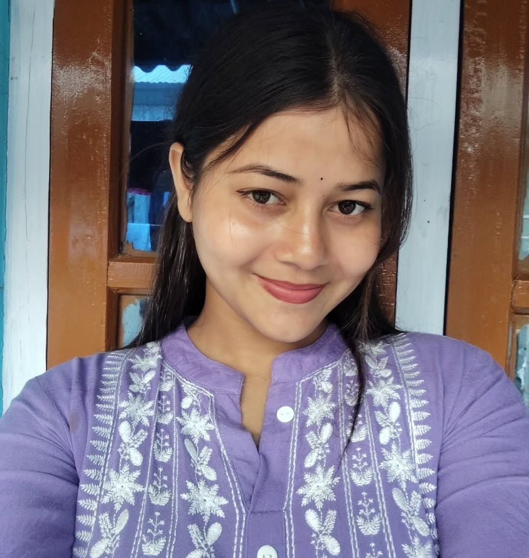 কাজের মেয়ের উপর বুড়োর খারাপ দৃষ্টি।